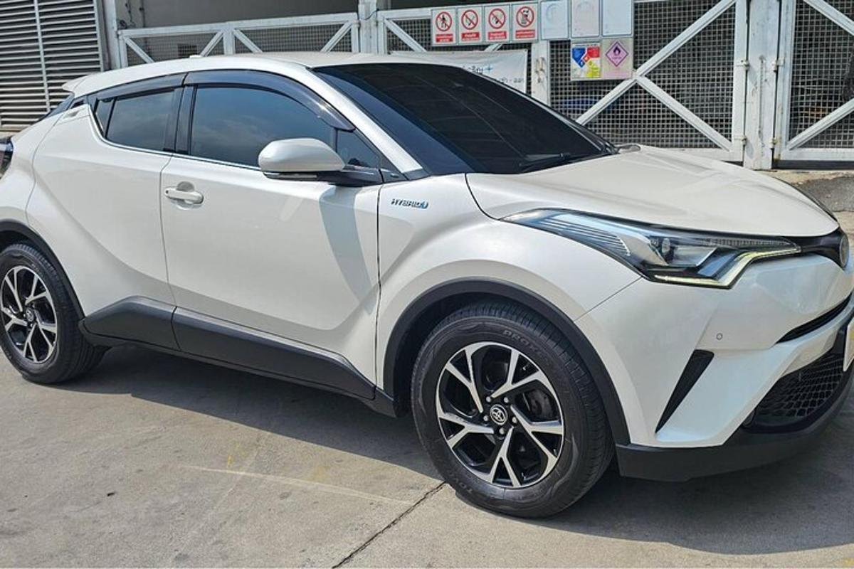 un Lexus Nox Ruck blanc aparcat en un aparcament