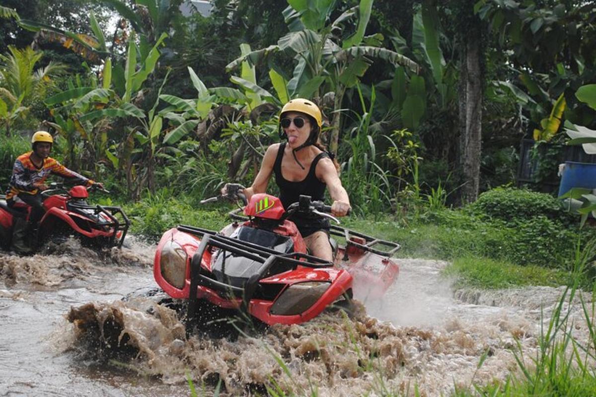 una donna che attraversa un fiume su un quad