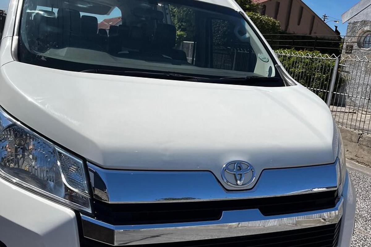 un'auto bianca è parcheggiata su una strada