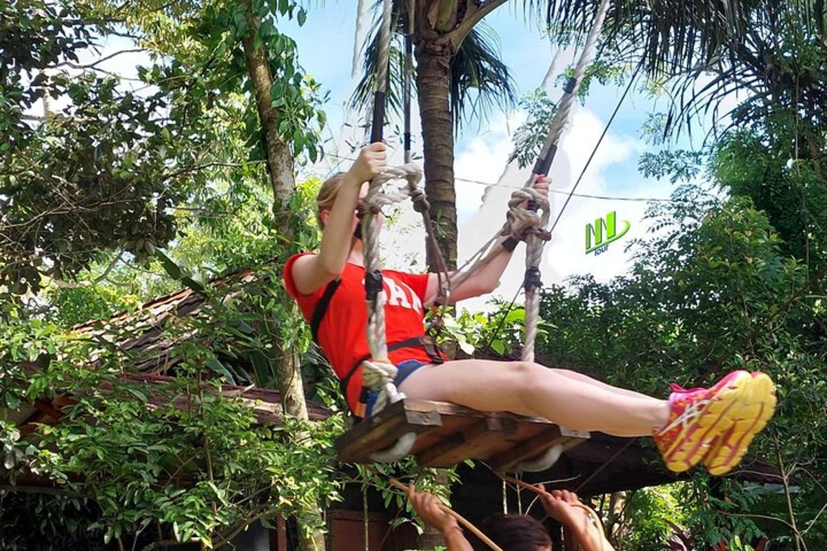 una donna è appesa a un albero