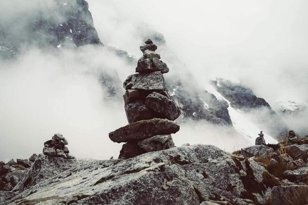 ein Steinhaufen auf einem Berggipfel