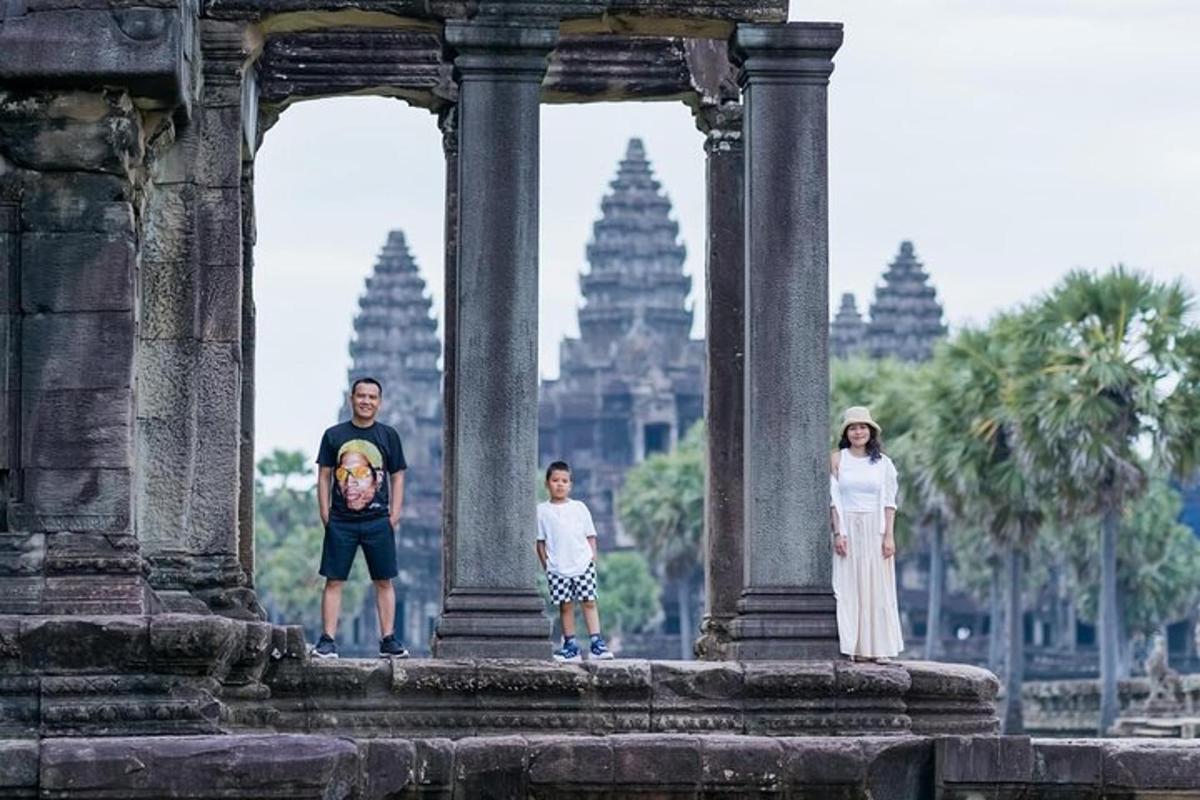 een man, een vrouw en een kind staan in een tempel
