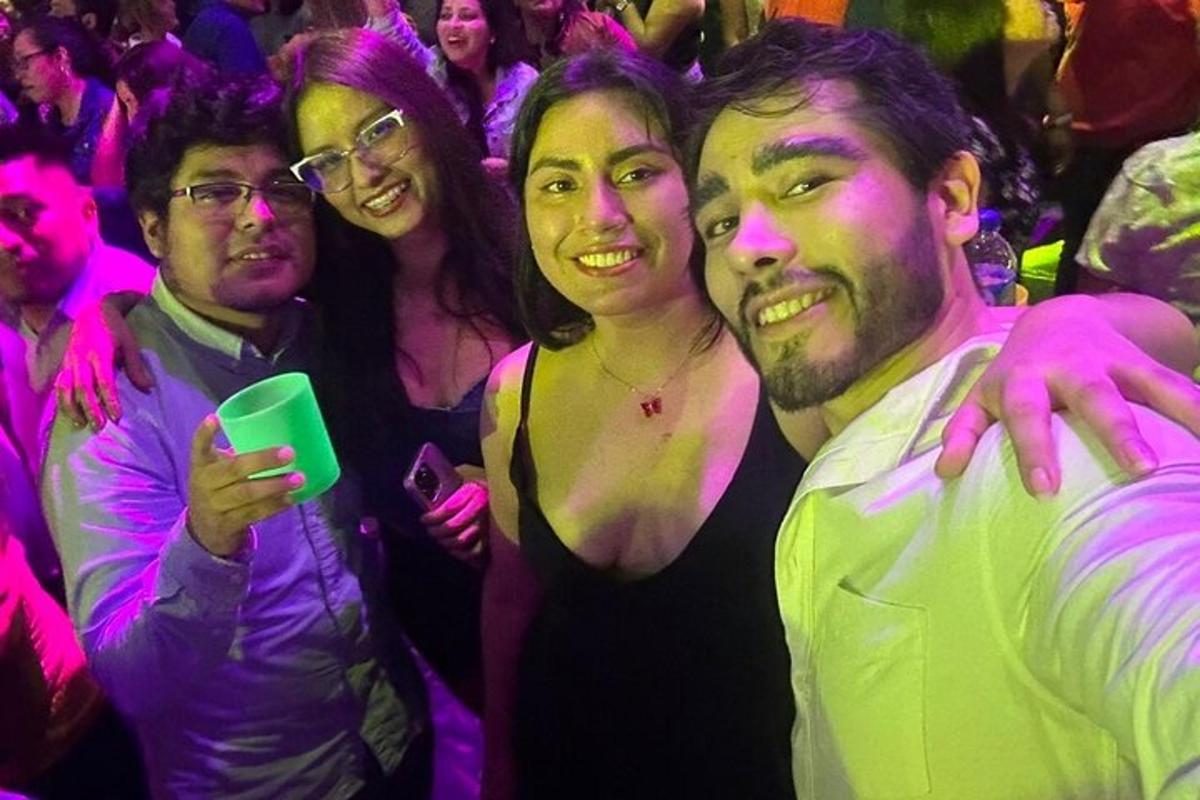 un gruppo di persone in piedi in mezzo alla folla a una festa
