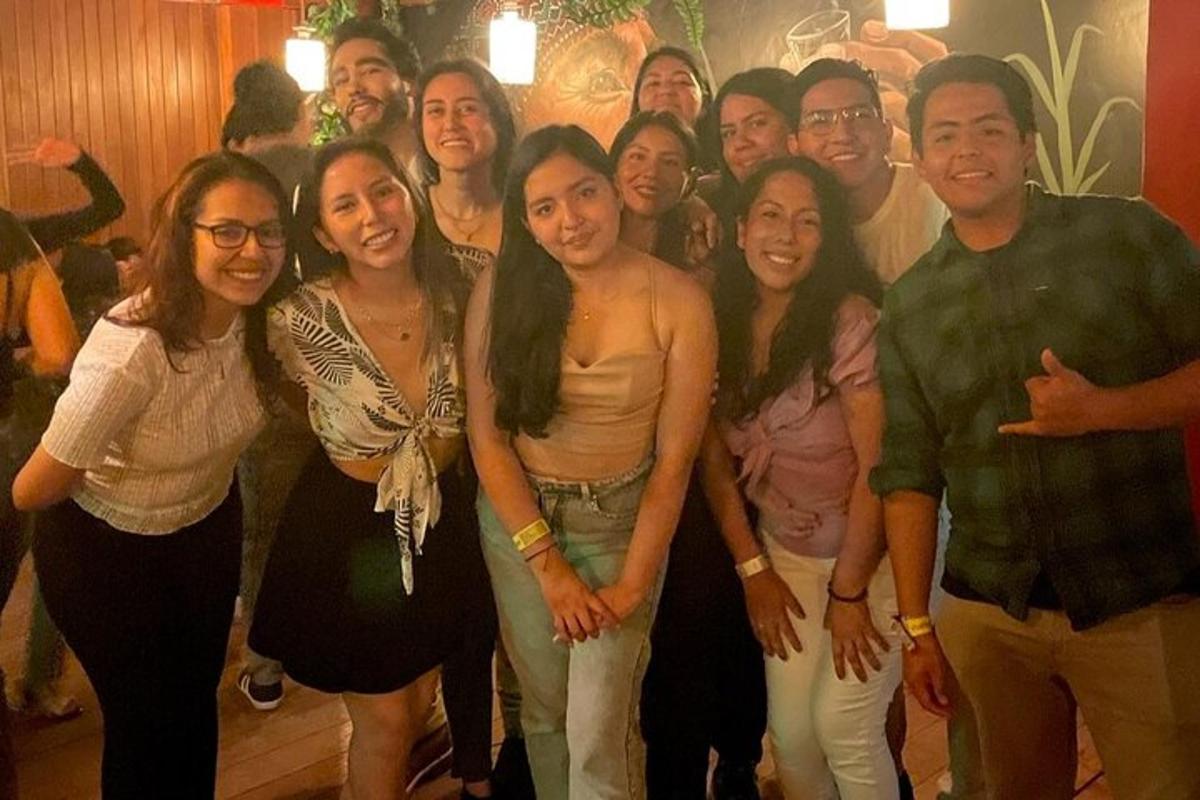 un gruppo di persone che posano per una foto