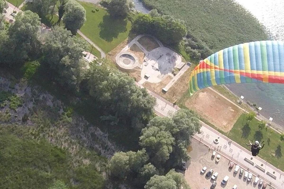 uma visão aérea de um grande paraquedas arco-íris