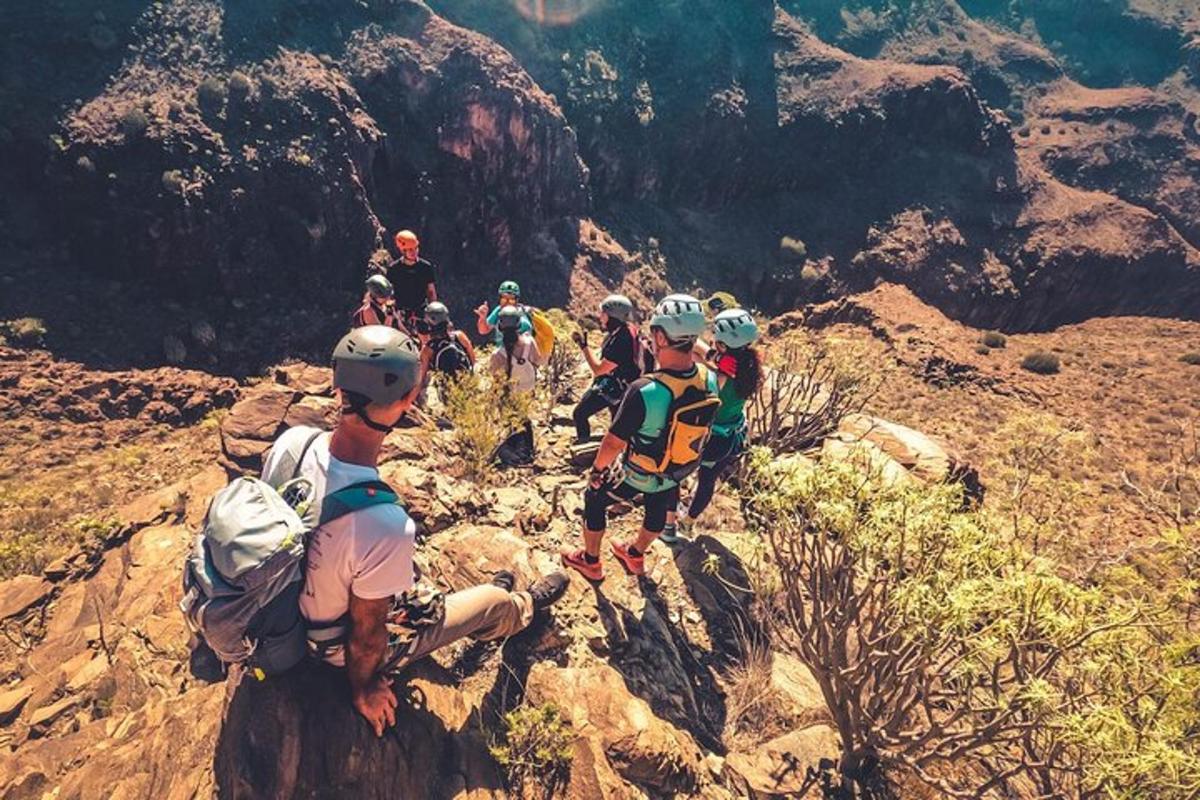sekumpulan orang mendaki gunung
