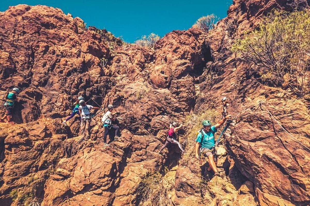 sekumpulan orang berjalan di atas gunung berbatu