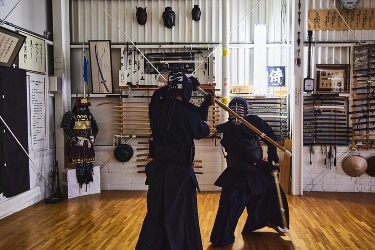 Dos personas en una habitación jugando a un juego con un palo.