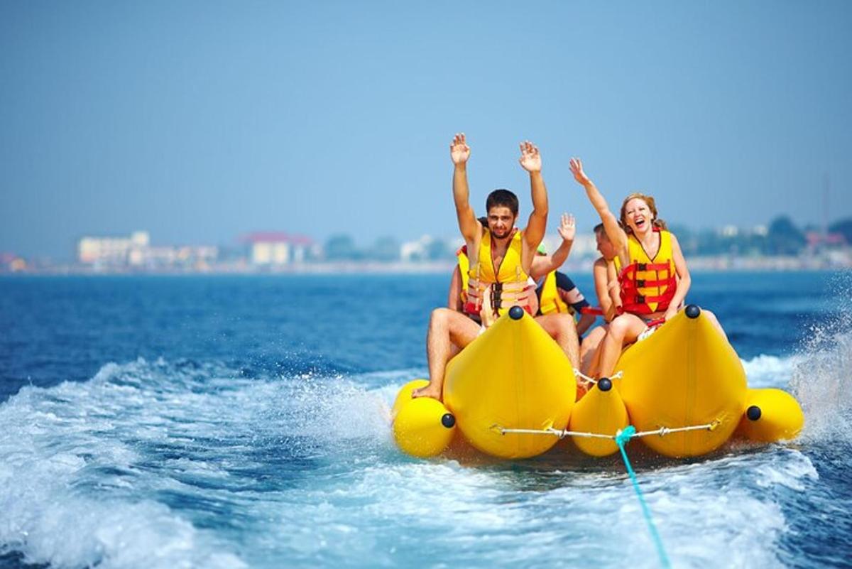 due persone su un gommone in acqua