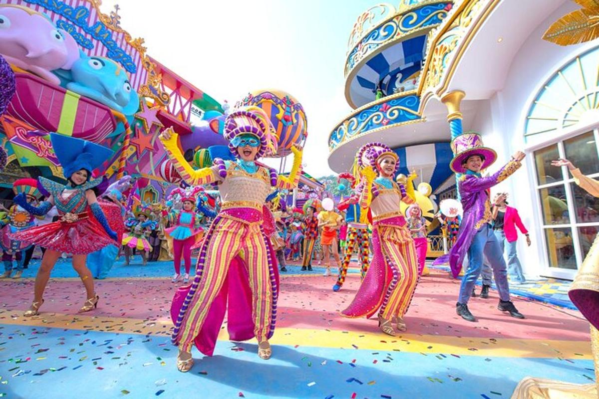 un gruppo di persone che ballano in un carnevale