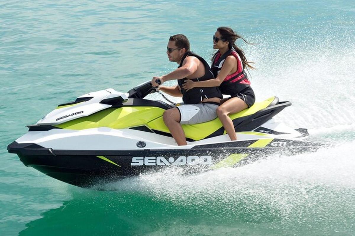 due persone in acqua su una moto d'acqua
