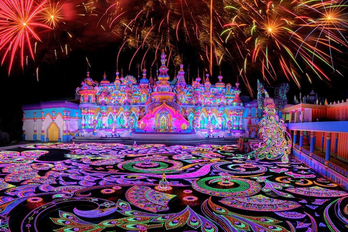 un castello illuminato con fuochi d'artificio di fronte