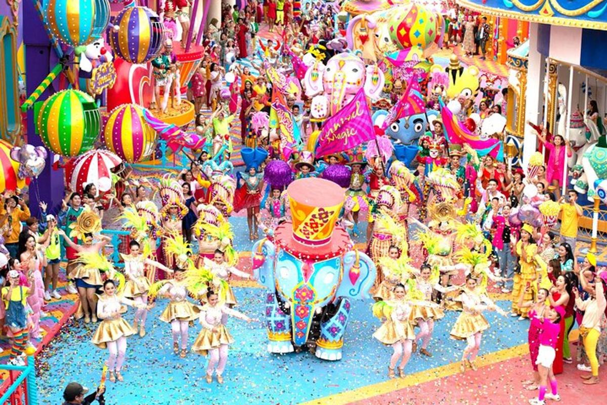 un gruppo di bambini in una sfilata di carnevale