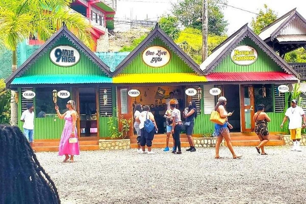 un grup de oameni care merg prin fața unui magazin