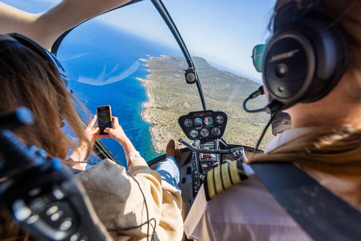 un gruppo di persone che sorvolano l'oceano in elicottero