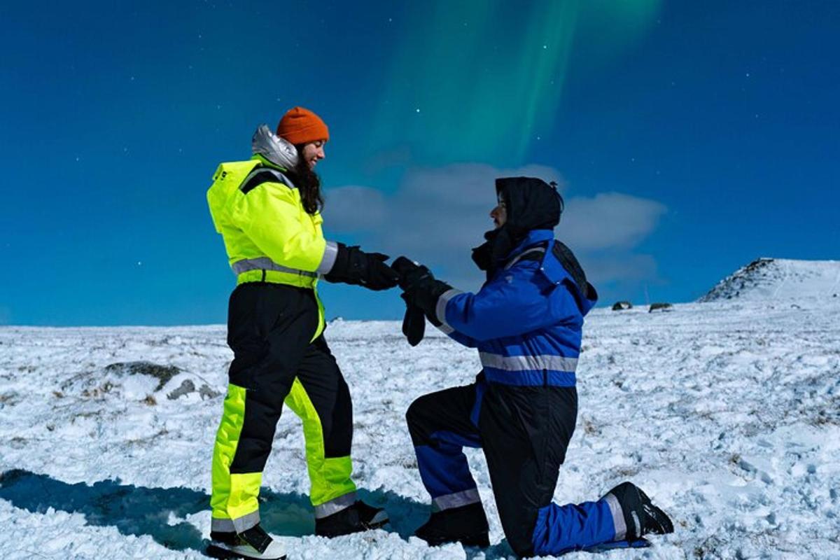 due uomini stanno litigando nella neve