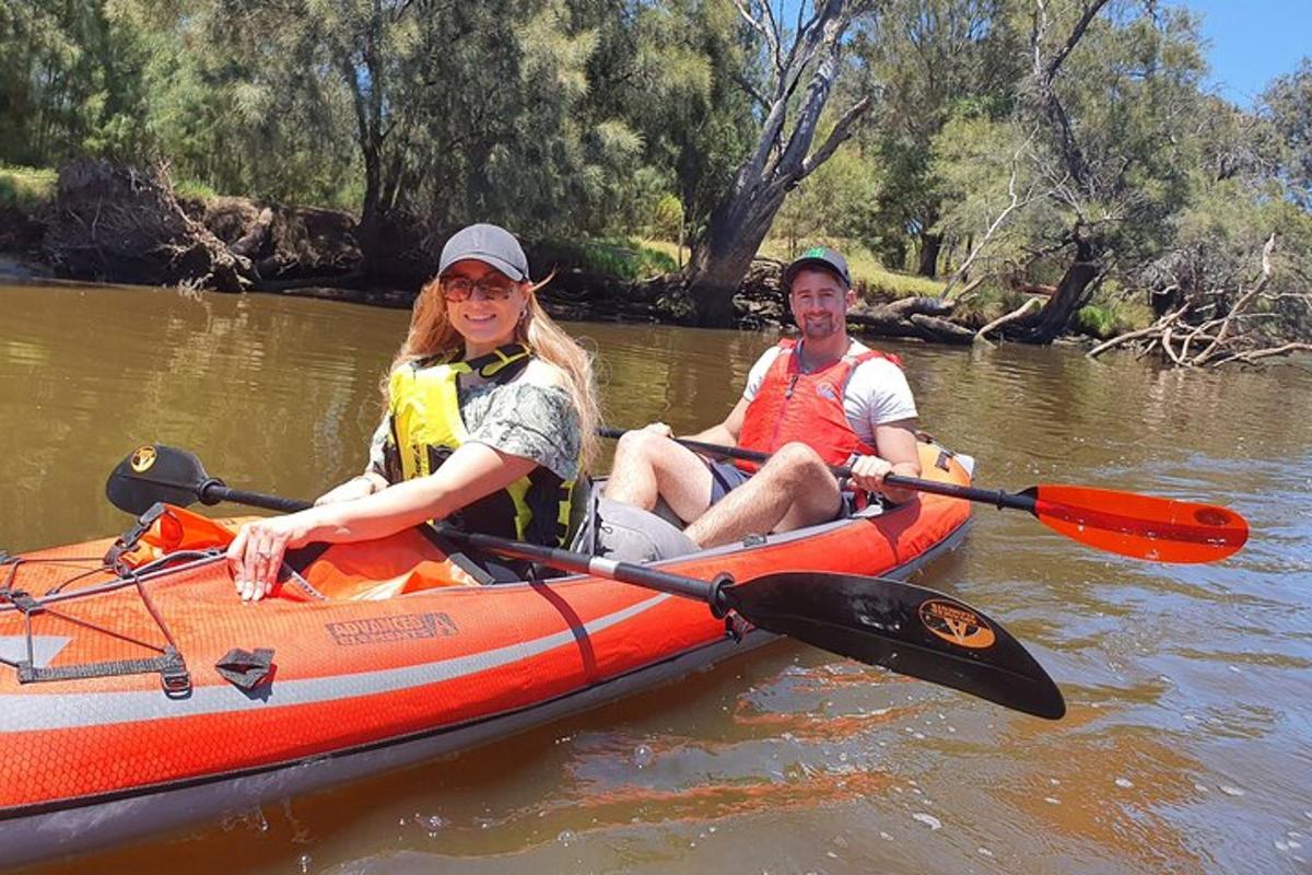 un uomo e una donna in kayak su un fiume