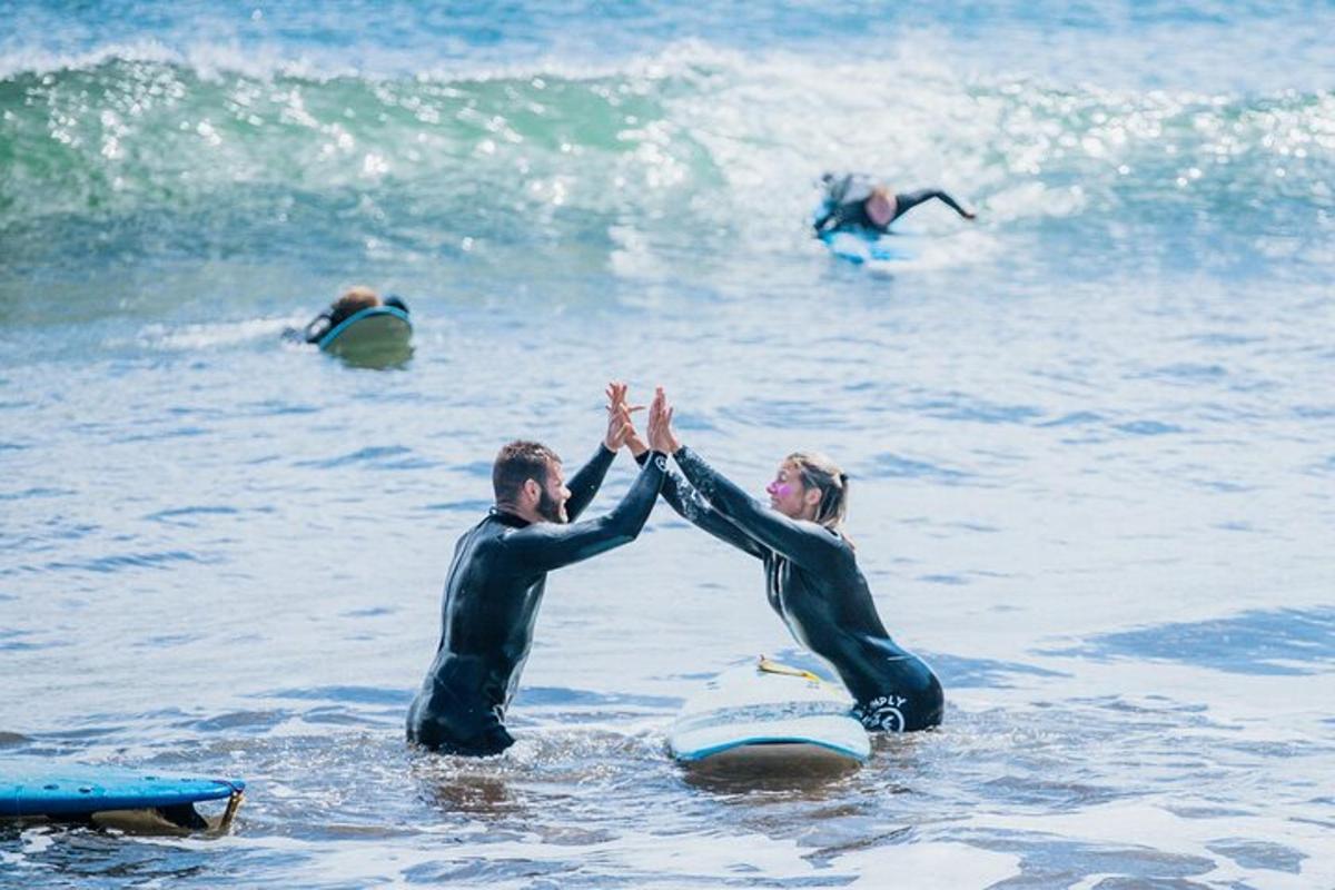 Tveir menn gefa hvor öðrum „high five“ í sjónum