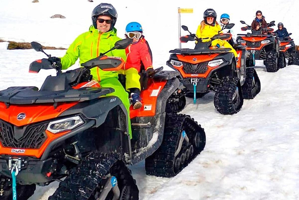 eine Gruppe von Menschen auf Geländefahrzeugen im Schnee
