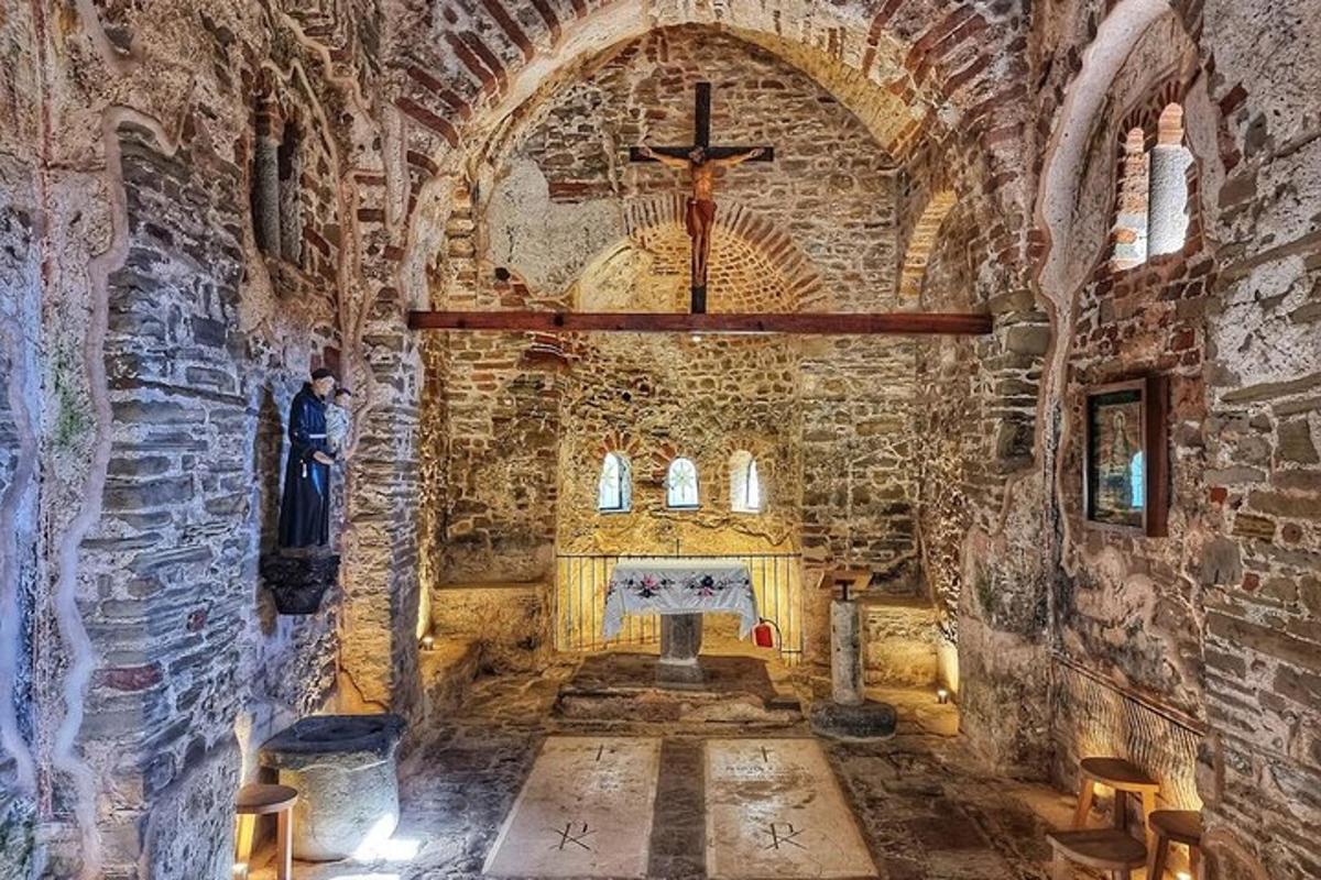 kostel s křížem na zdi