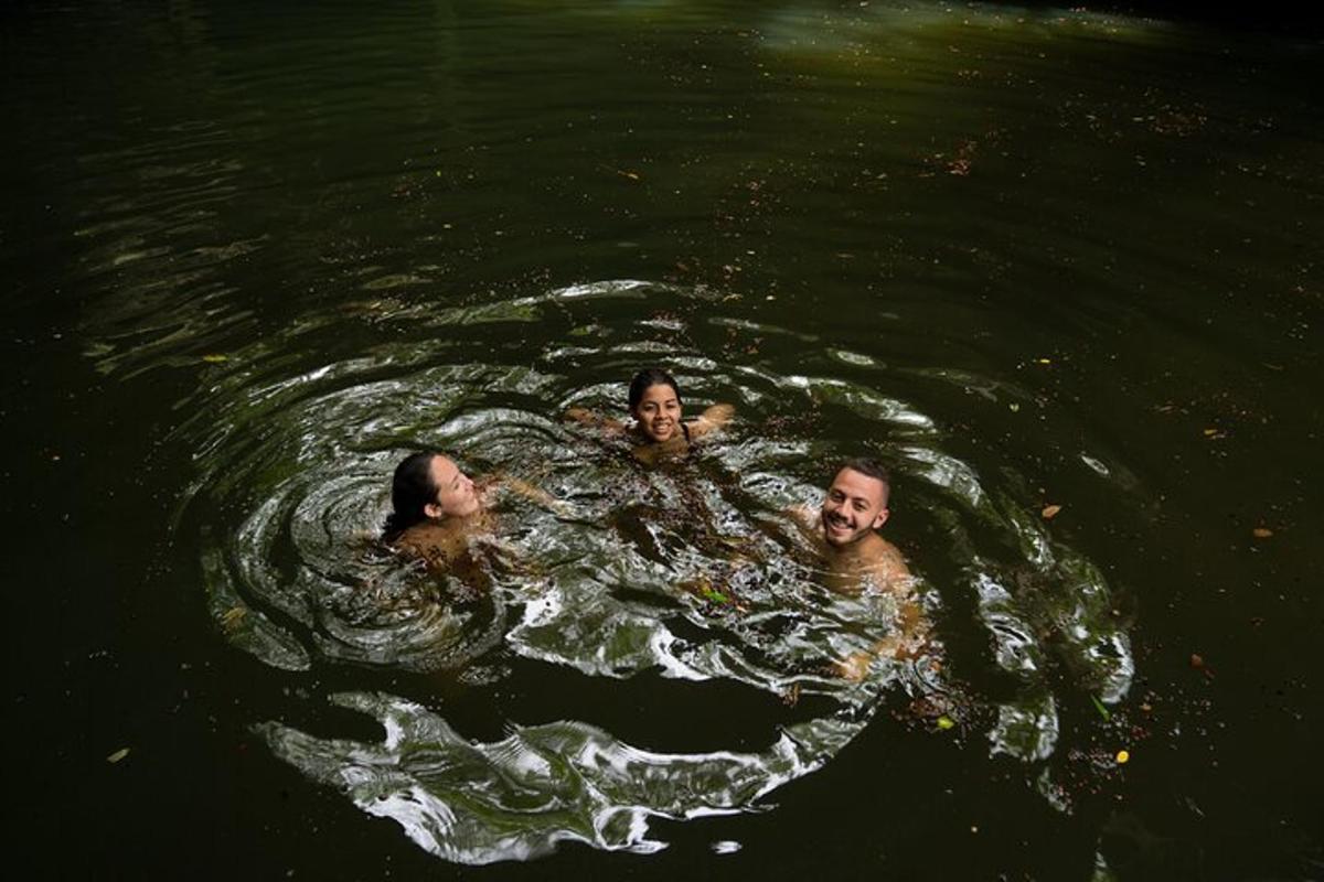 un grup de trei bărbați care înoată în apă