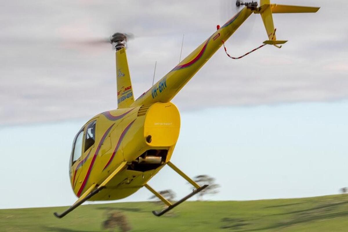 un elicottero giallo sta volando in aria
