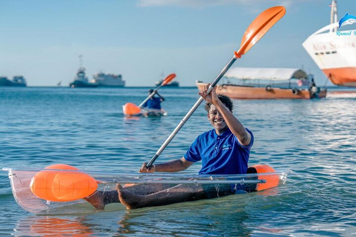 Un hombre está en un kayak en el agua.