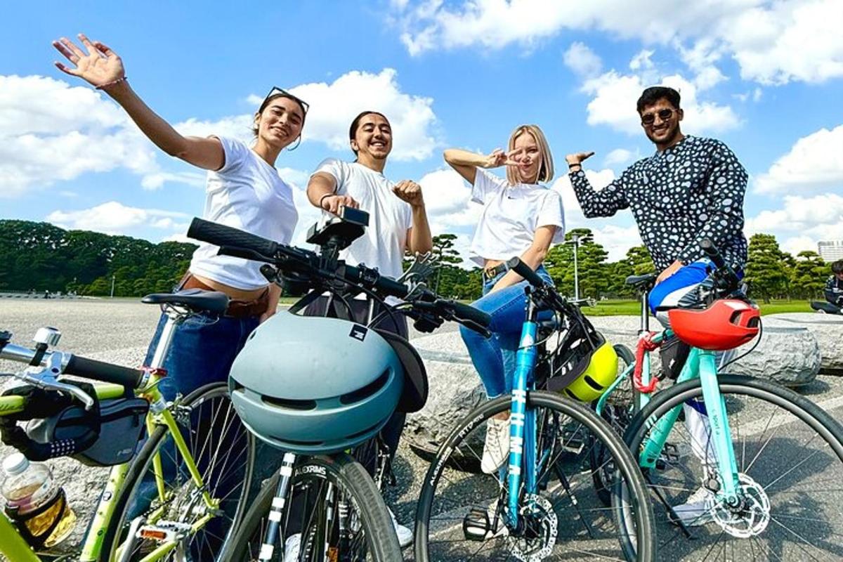 bisikletlerinin yanında duran bir grup insan