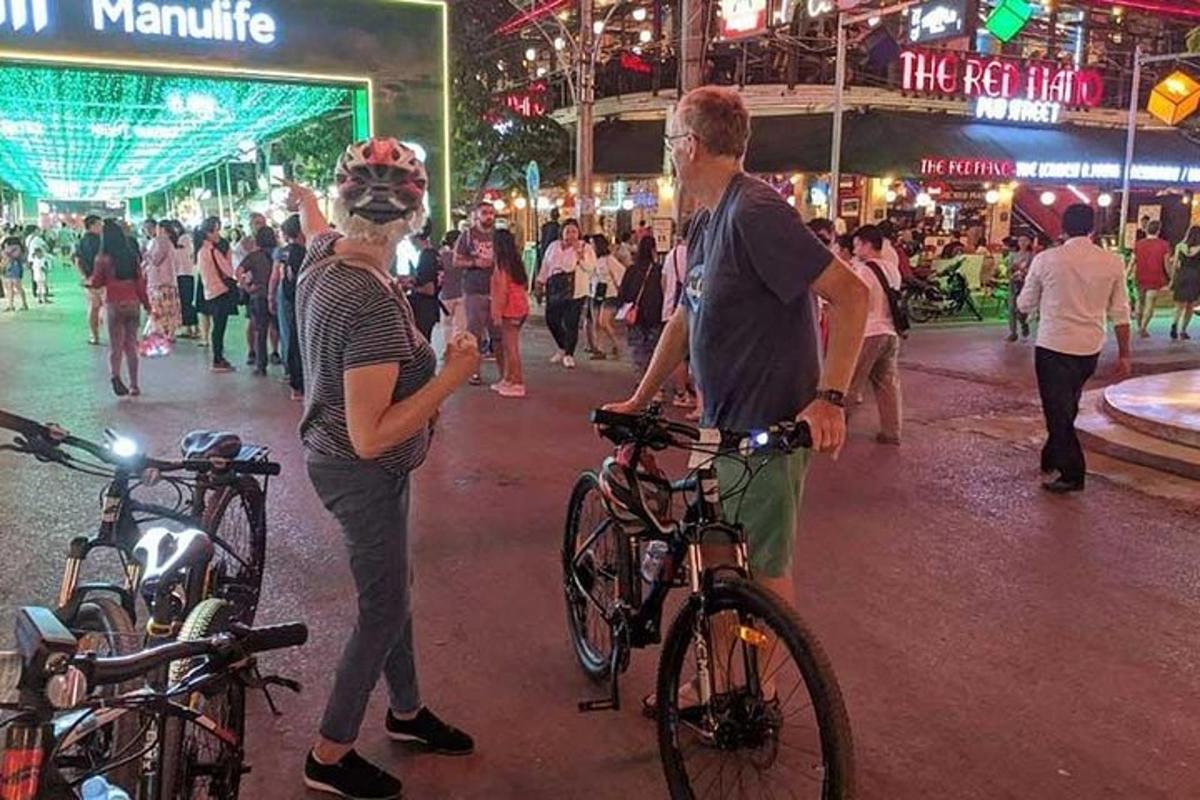 una donna in piedi accanto a un uomo con una bicicletta