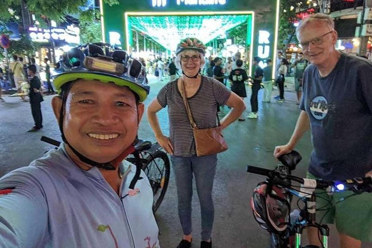 un uomo che indossa un casco da ciclista accanto a una donna