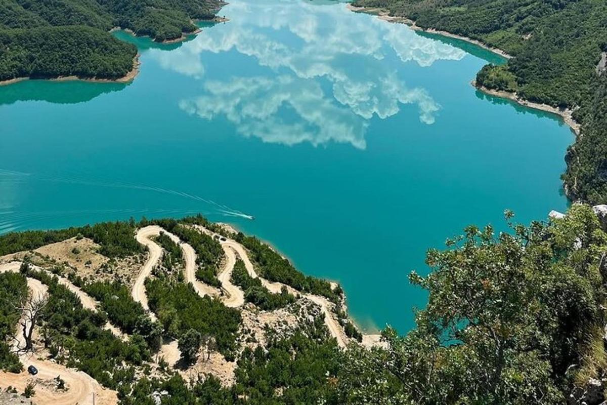 una vista aerea di un fiume con acqua blu