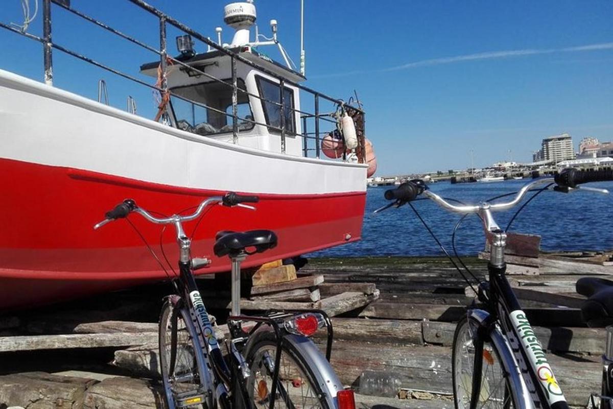 dues bicicletes aparcades al costat d'un vaixell