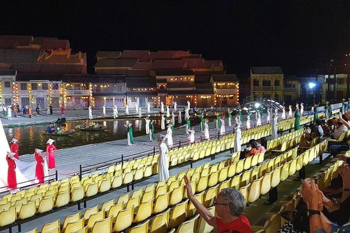 isang grupo ng mga tao na nakaupo sa isang stadium sa gabi