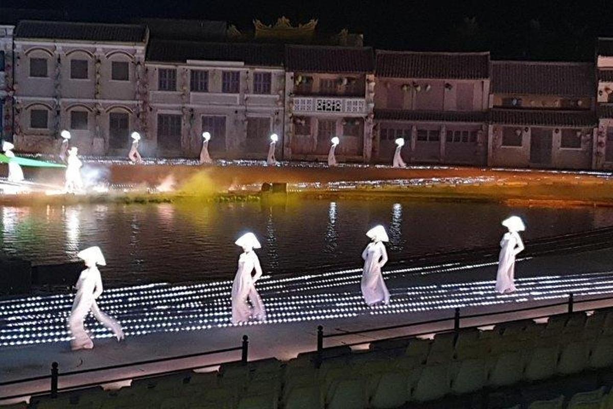 grupa kobiet spacerująca nocą przez rzekę