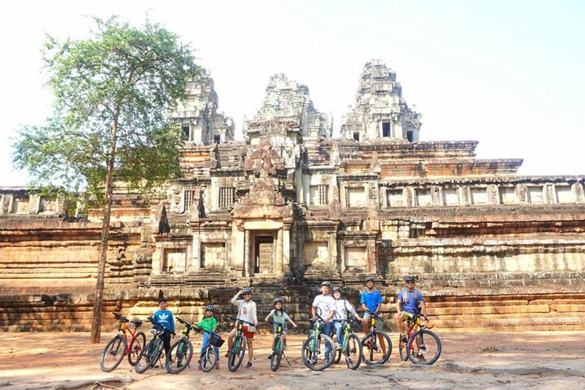 um grupo de pessoas em bicicletas em frente a um prédio