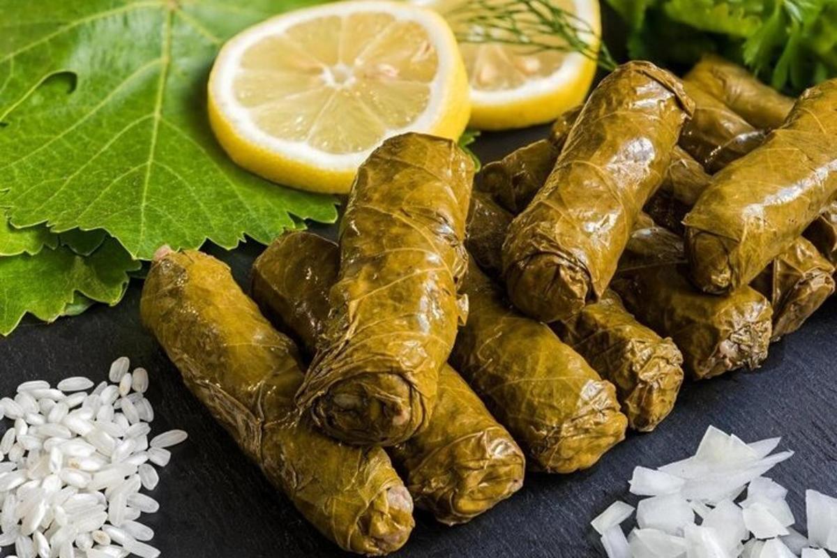 detailní záběr na jídlo s citrony a semínky