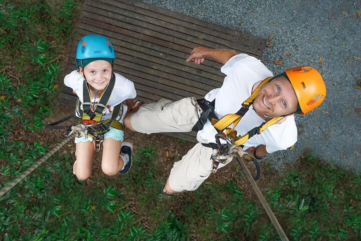 um homem e uma menina em uma tirolesa