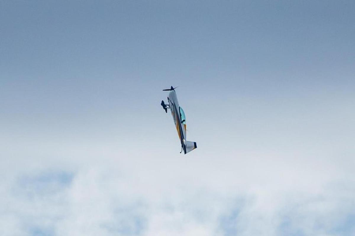 Un pequeño avión está volando en el cielo