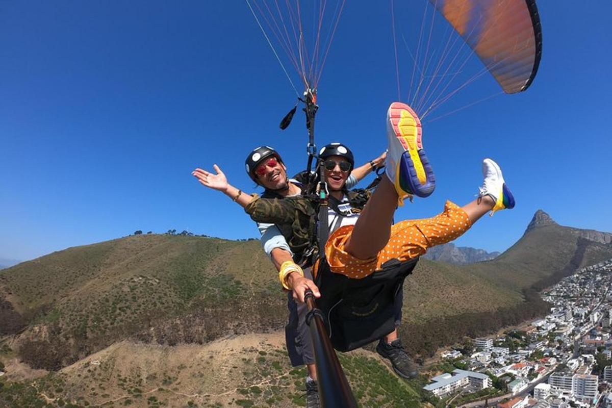 ein Mann und eine Frau fliegen mit einem Fallschirm