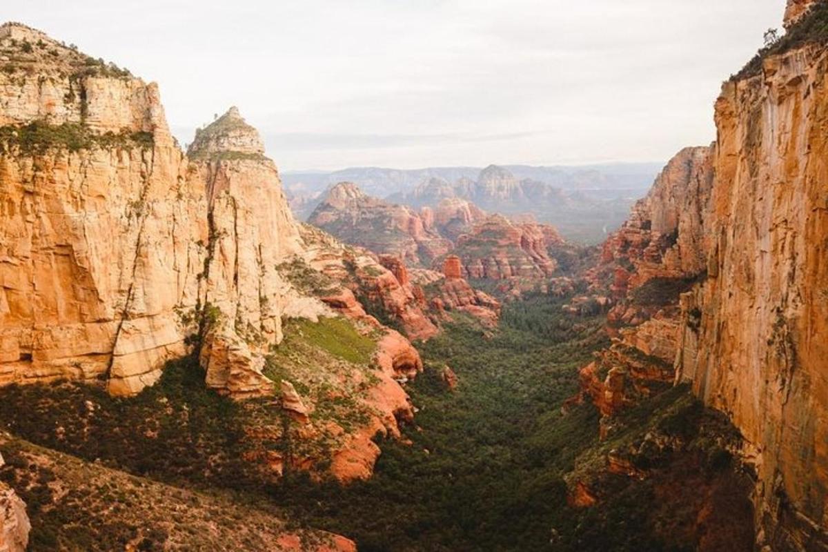pohled na Grand Canyon z útesu
