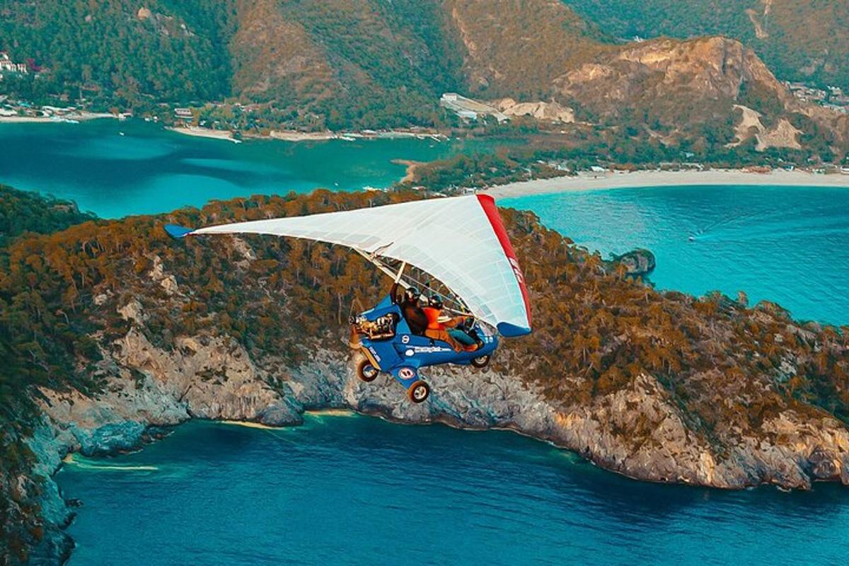 una persona sta volando su un aliante sopra l'acqua