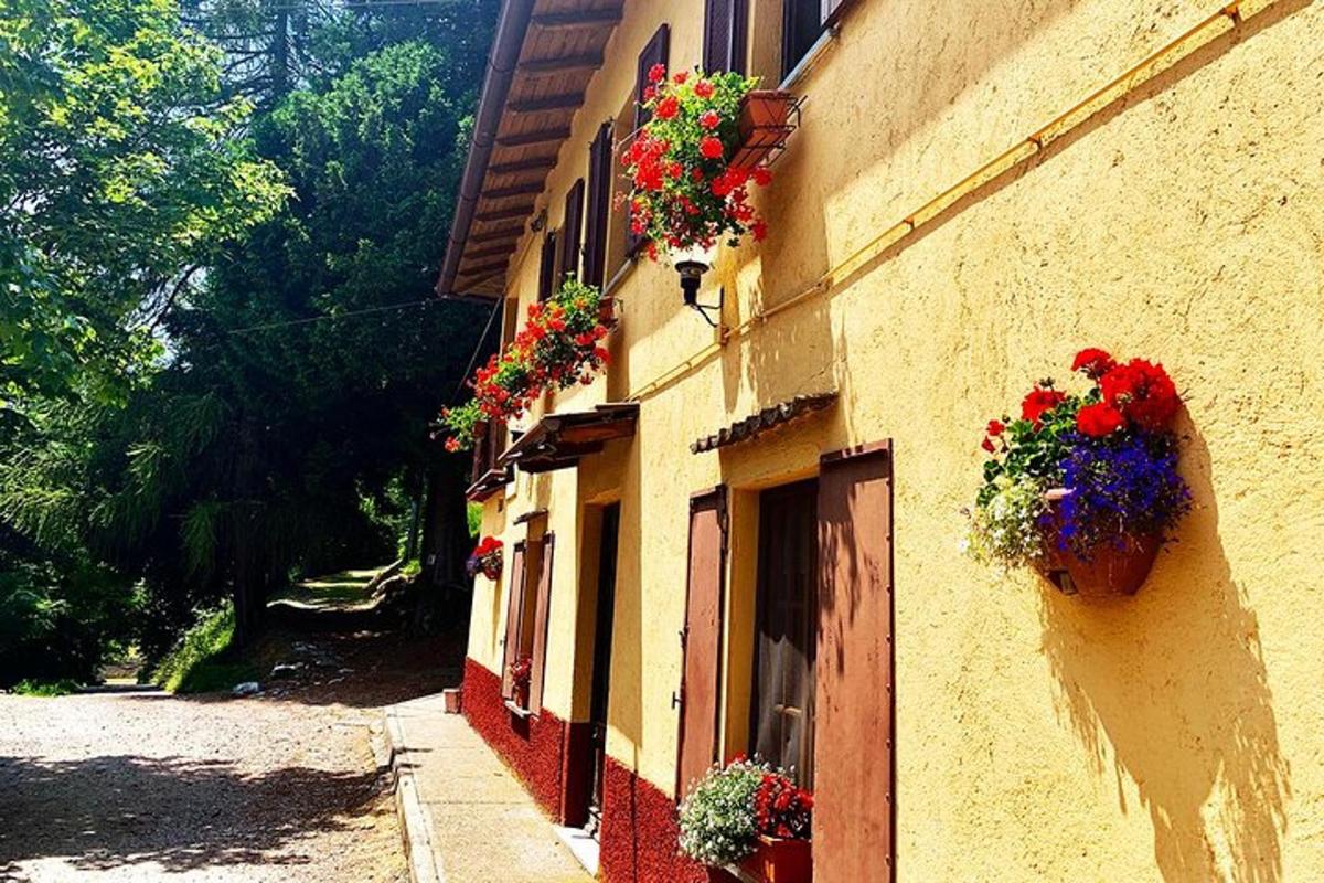 Un edificio con jardineras a un lado.