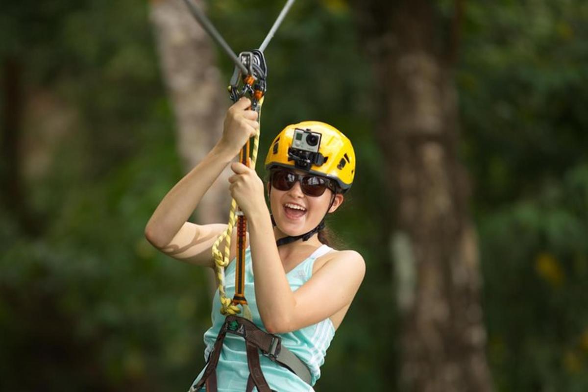 egy nő a zipline-on