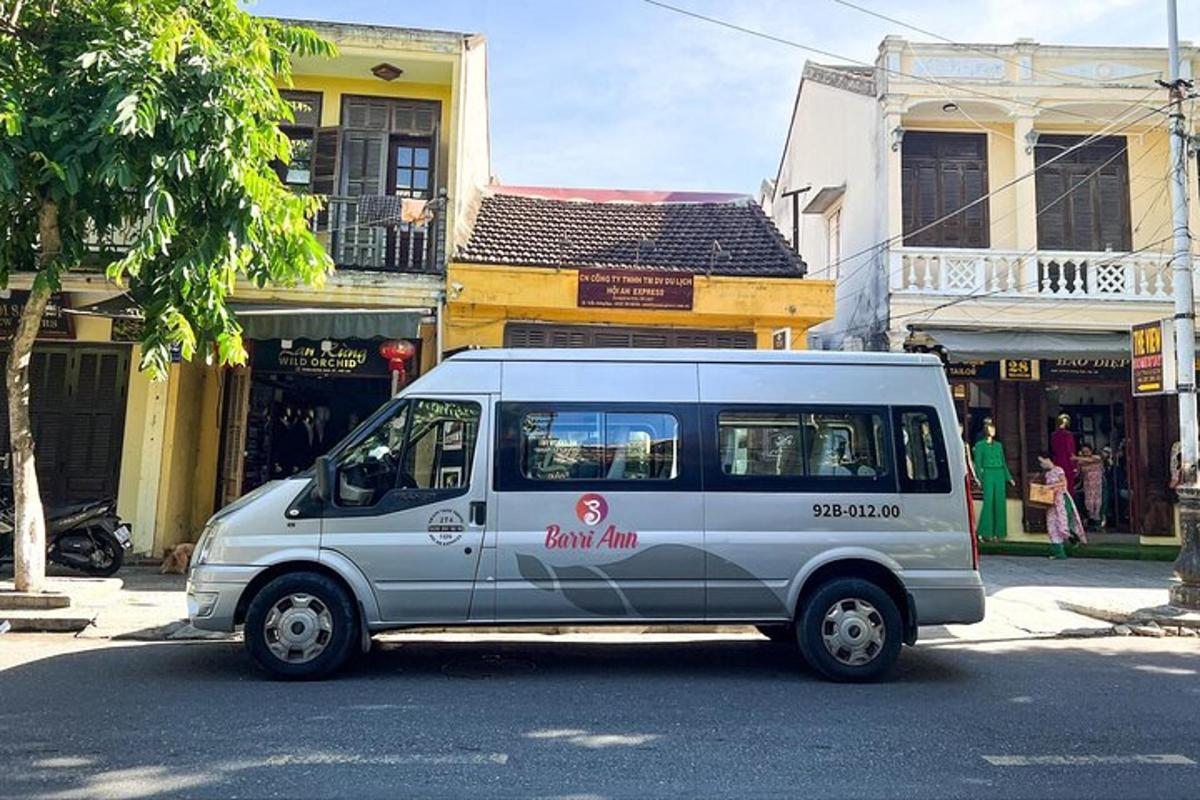 uma van branca estacionada em uma rua da cidade