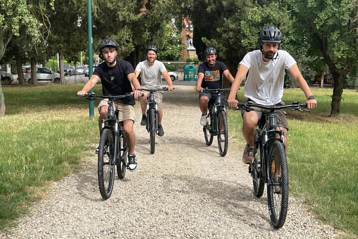 skupina moških, ki se vozijo s kolesi po poti