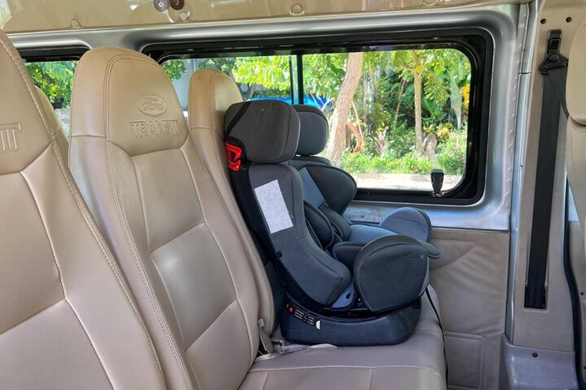 tempat duduk di belakang kereta
