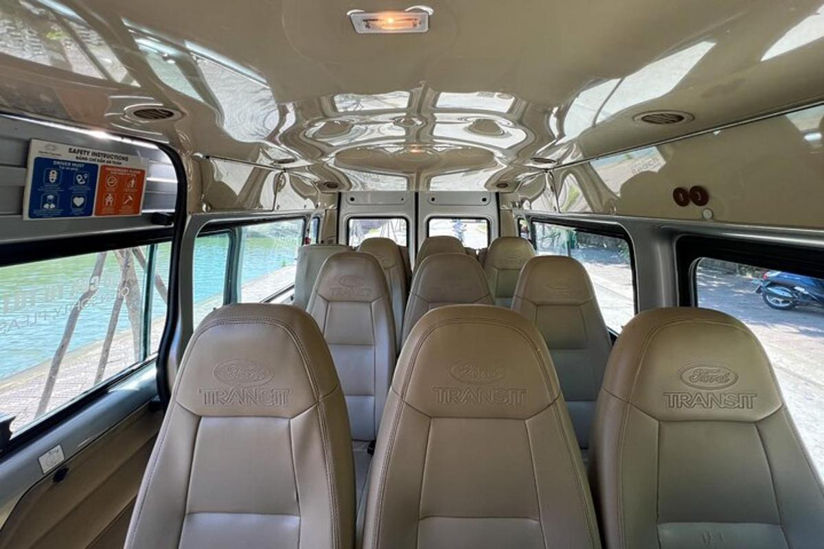 ein leerer Bus mit leeren Sitzen in einem Bus