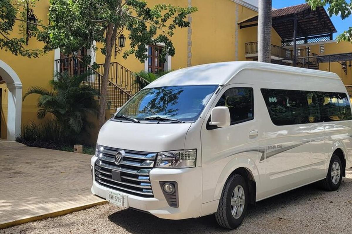 sebuah mobil van putih diparkir di depan sebuah gedung