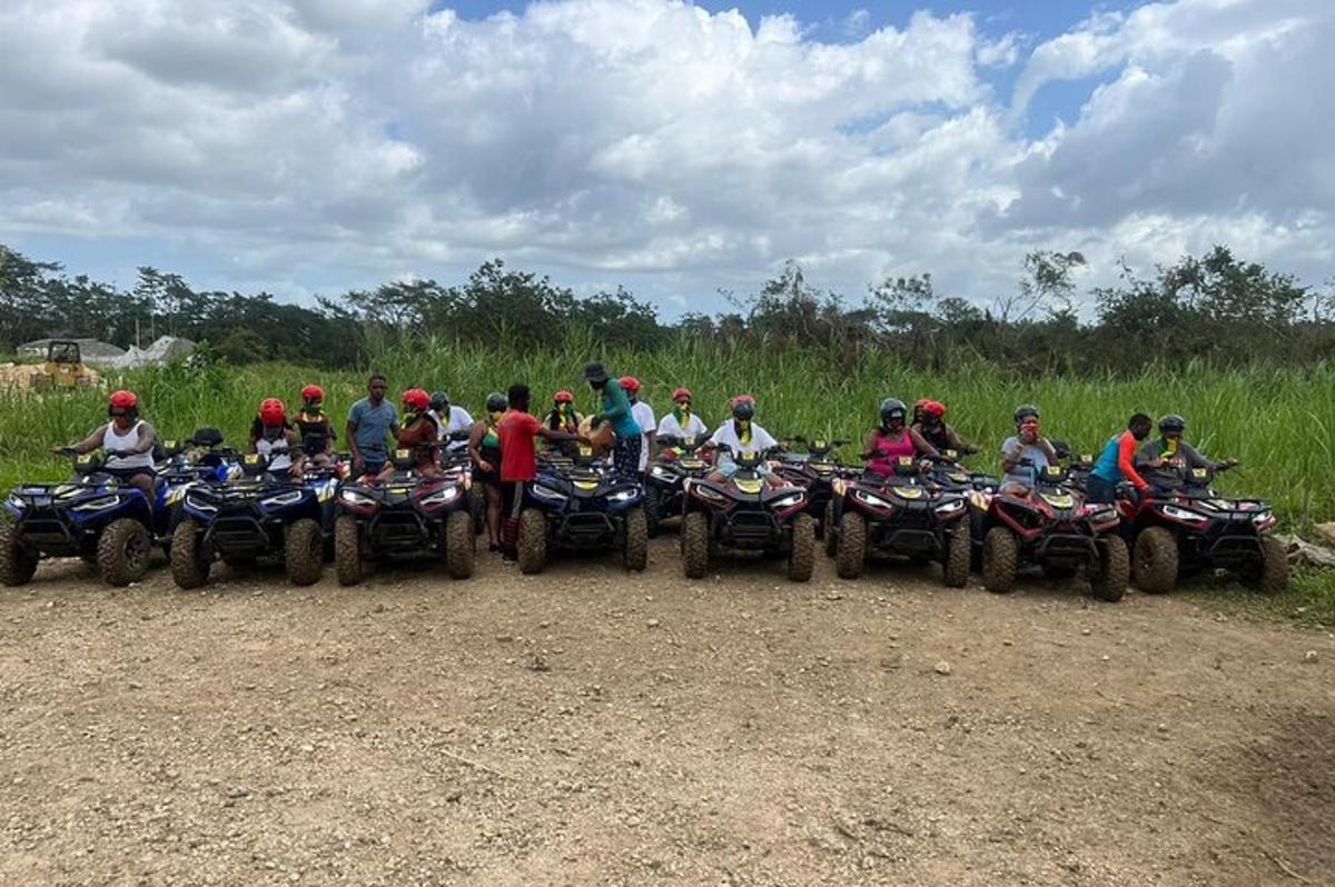 un gruppo di persone che guidano quad su una strada sterrata