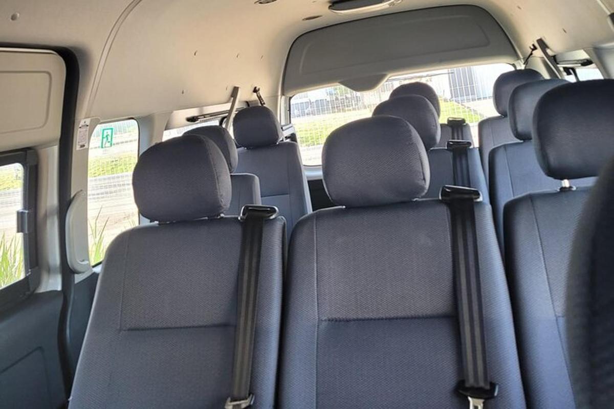 un rând de scaune într-un autobuz